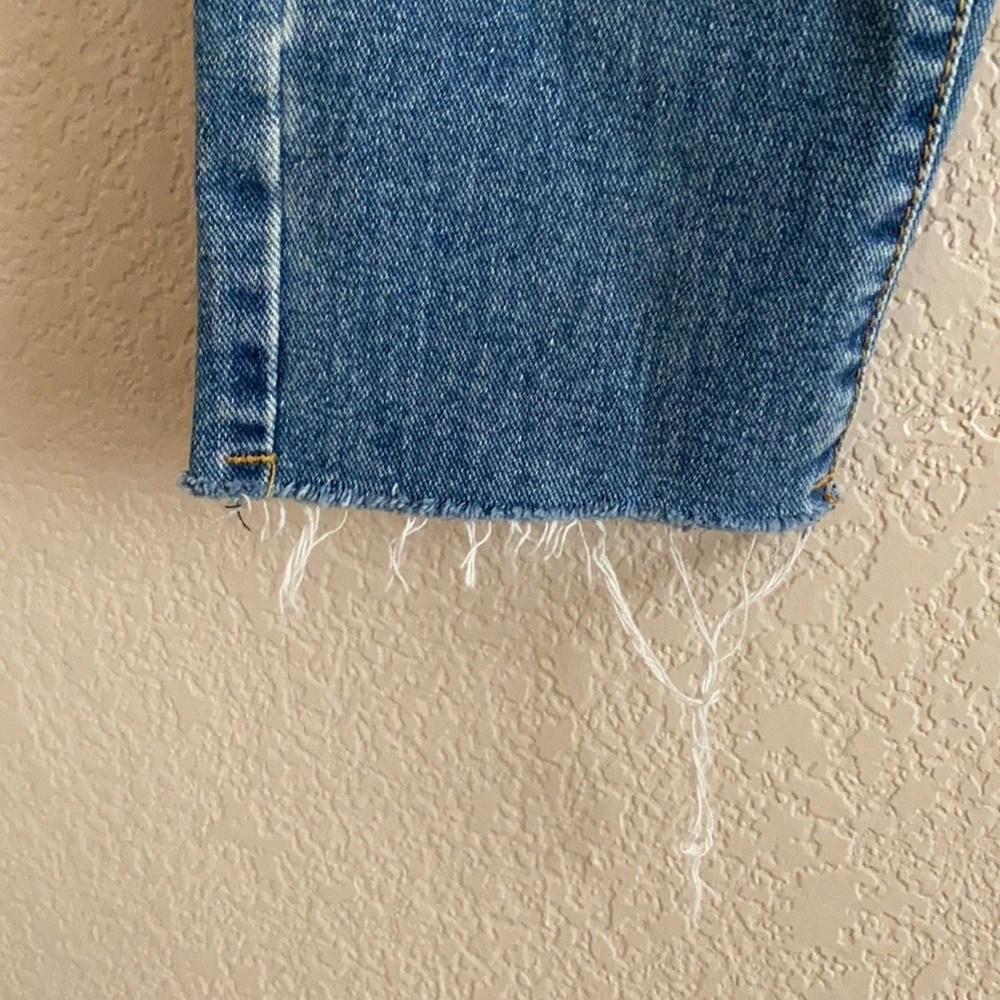Distressed Cropped Jeans - Picture 4 of 5